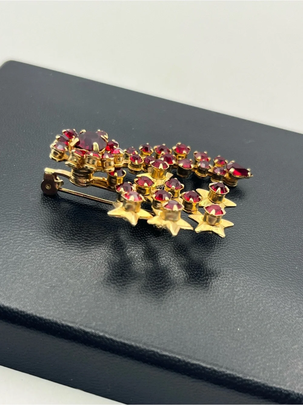 Red rhinestone star flower gold tone vintage brooch pin